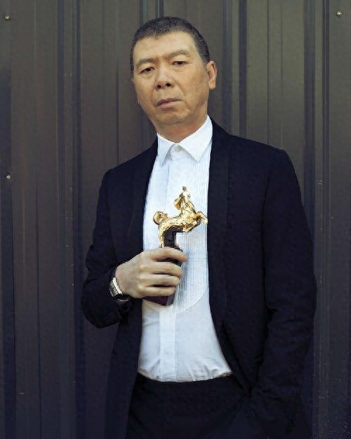 冯小刚的两婚两妻：前妻张娣至今未婚，现任徐帆至今不生育