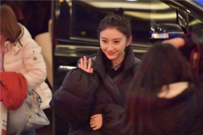 ​景甜现身春晚彩排状态好 唇红肤白气质出挑