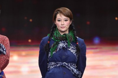 ​与富豪同居12年无果，2婚2离最后嫁穷诗人，如今的袁立现状如何？