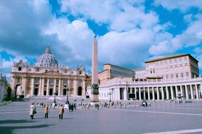 ​只有32个女人的梵蒂冈，面积仅1.6个鸟巢大，与我国的关系微妙