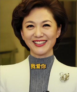 ​主持人海霞个人资料简介(嫁大11岁清华教授，婚后生一女，结婚22年幸福如初)
