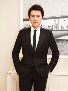 ​靳东个人简介身高(“叔圈天花板”靳东，娶二婚妻子李佳)