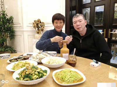 ​冯小刚带女儿进入娱乐圈，与众多明星合影让人羡慕