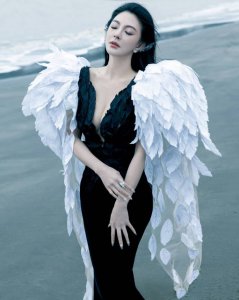 ​张雨绮穿深 V 礼服秀傲人身材