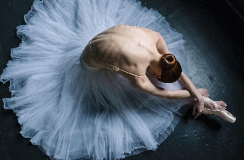 芭蕾舞者藏在舞鞋里的脚：结满老茧，严重变形