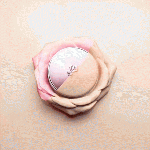 ​周冬雨拍兰蔻广告，粉嫩时尚尽现少女范儿，不过这动作也太随性了