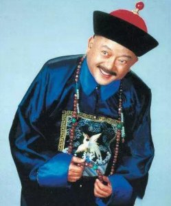 ​和珅演员王刚：60岁还娶娇妻生子，曾经砸古董被索赔2亿后来怎样了？