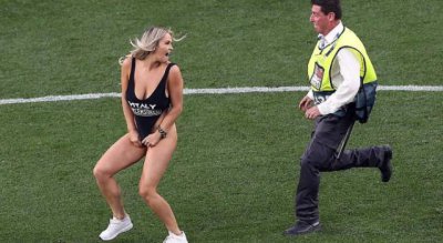 ​比基尼女球迷闯入欧冠决赛，身材是如何练出来的？