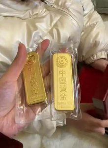 ​幼儿园男孩给女同学送礼物，家长一看傻眼了