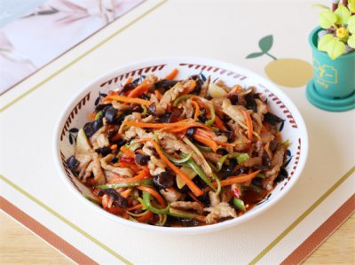 ​做鱼香肉丝，学会饭店的做法，牢记多“2样”，香嫩好吃又下饭