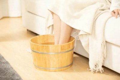 ​醋泡脚的功效与作用方法（夏天常对脚做这件事，解暑去湿又活血赶走小毛病身体