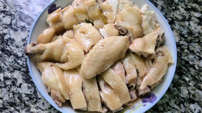 ​盐水鸡是哪里的特产 ，皮滑肉嫩又好吃，这一道美味家常菜，看着就馋