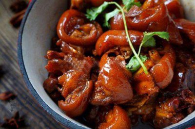 ​焖猪蹄的家常做法 ，简单易学，筋道可口，香味中弥漫着微微的辣意