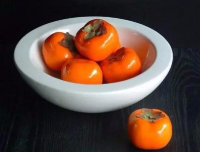 ​柿子和牛奶能一起吃吗 吃柿子喝完牛奶，邯郸一男孩吐血，医生：不能同食，易刺