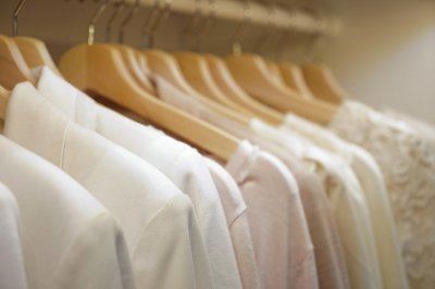 ​衣服沾上油渍怎么清洗干净（衣服上有油污怎么办？这几招轻松去油污）