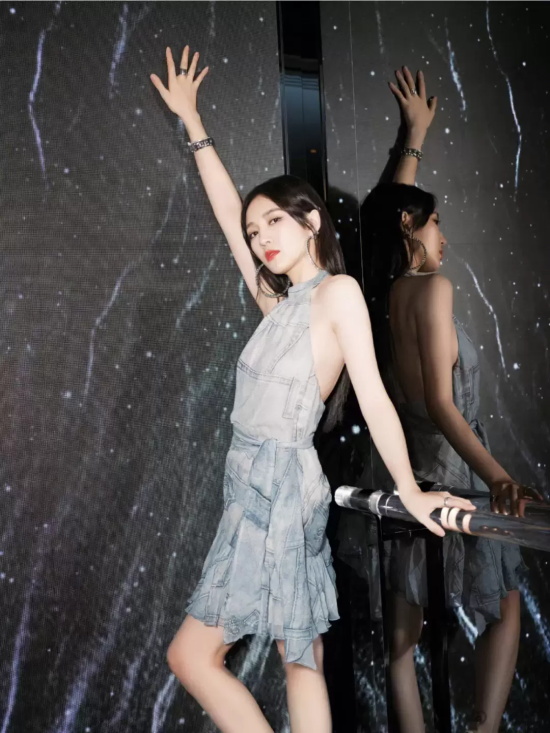 孟佳牛仔露背裙写真，帅气洒脱中又不失优雅妩媚