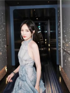 ​孟佳牛仔露背裙写真，帅气洒脱中又不失优雅妩媚