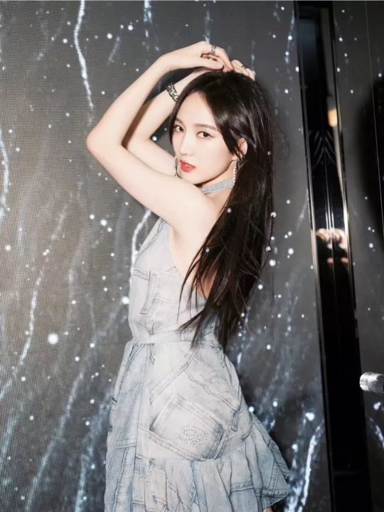 孟佳牛仔露背裙写真，帅气洒脱中又不失优雅妩媚