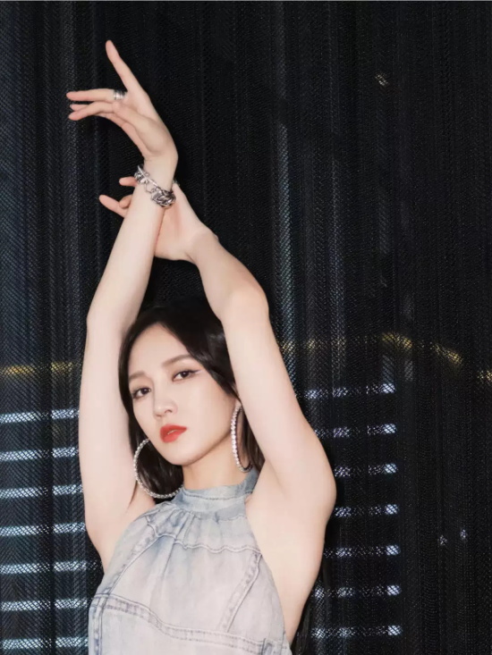 孟佳牛仔露背裙写真，帅气洒脱中又不失优雅妩媚