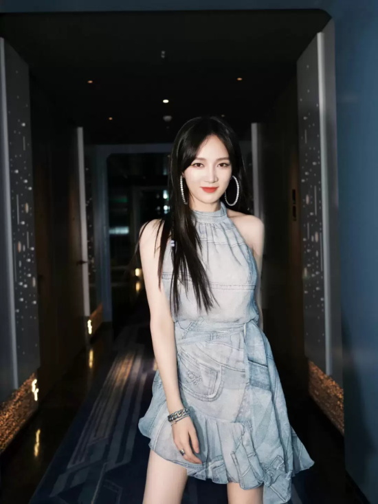 孟佳牛仔露背裙写真，帅气洒脱中又不失优雅妩媚