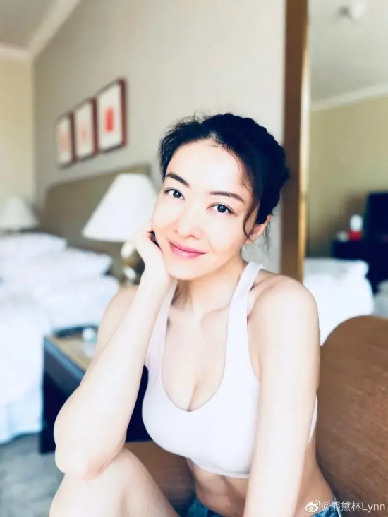 熊黛林最新写真穿运动背心晒火辣身材，大秀马甲线