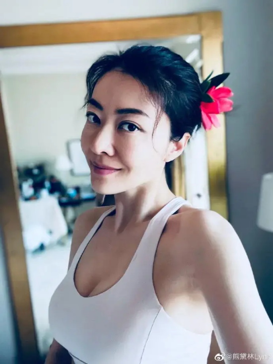 熊黛林最新写真穿运动背心晒火辣身材，大秀马甲线
