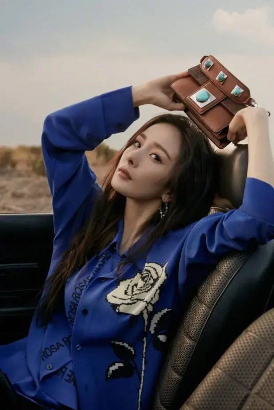 杨幂沙漠写真大片，随性露出修长双腿超吸睛