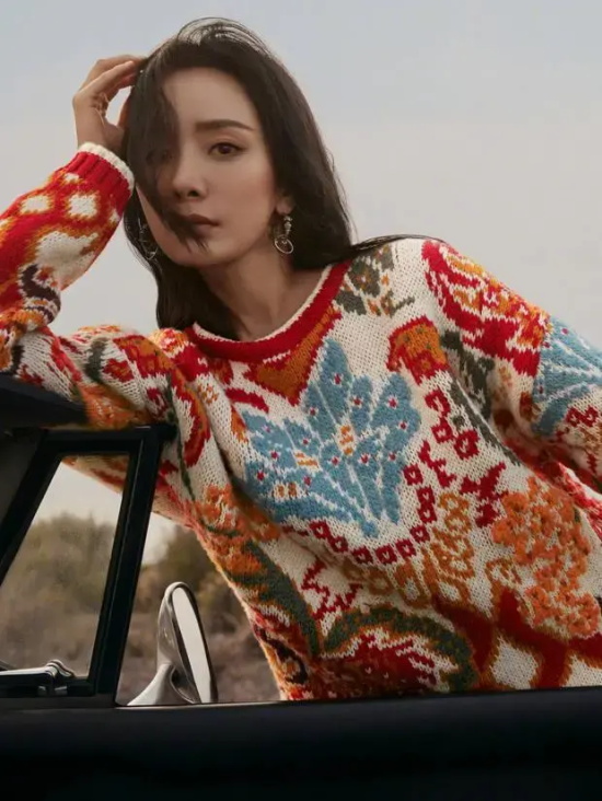 杨幂沙漠写真大片，随性露出修长双腿超吸睛