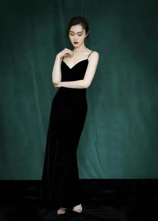 宋轶：露背吊带长裙性感高清写真