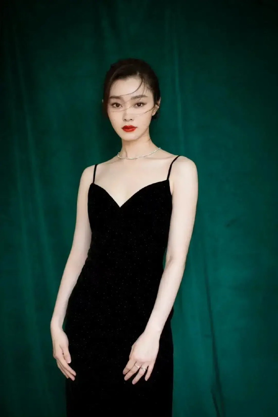 宋轶：露背吊带长裙性感高清写真