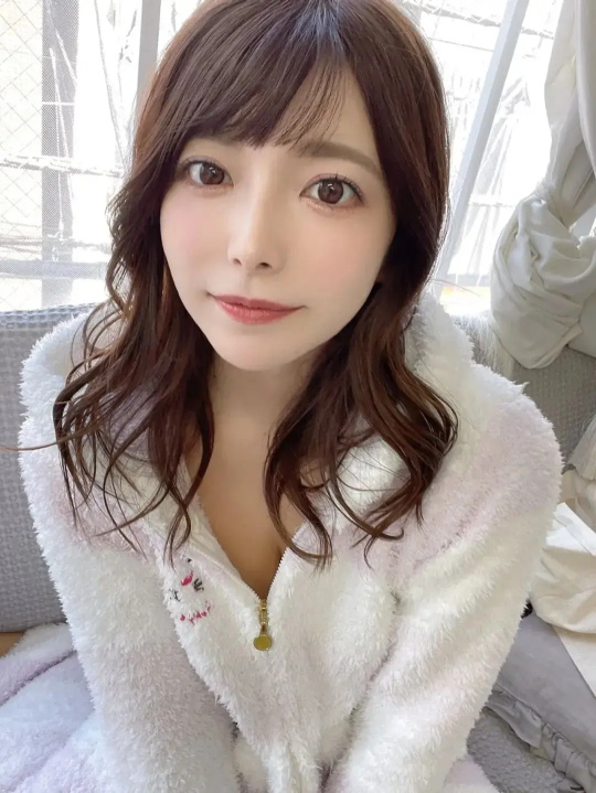 出道两年就成为DMM第一女演员的上原亚衣美图分享，童颜巨R！