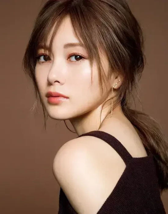 日本当红女星白石麻衣：眸含秋水，天使一般的美丽面容