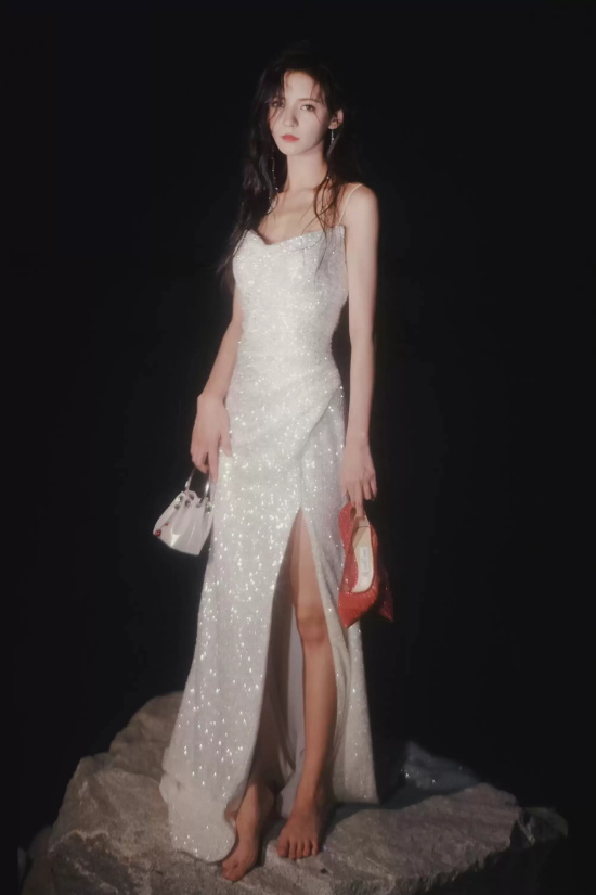 张予曦吊带礼服海边写真，仿佛美人鱼在礁石上歌唱
