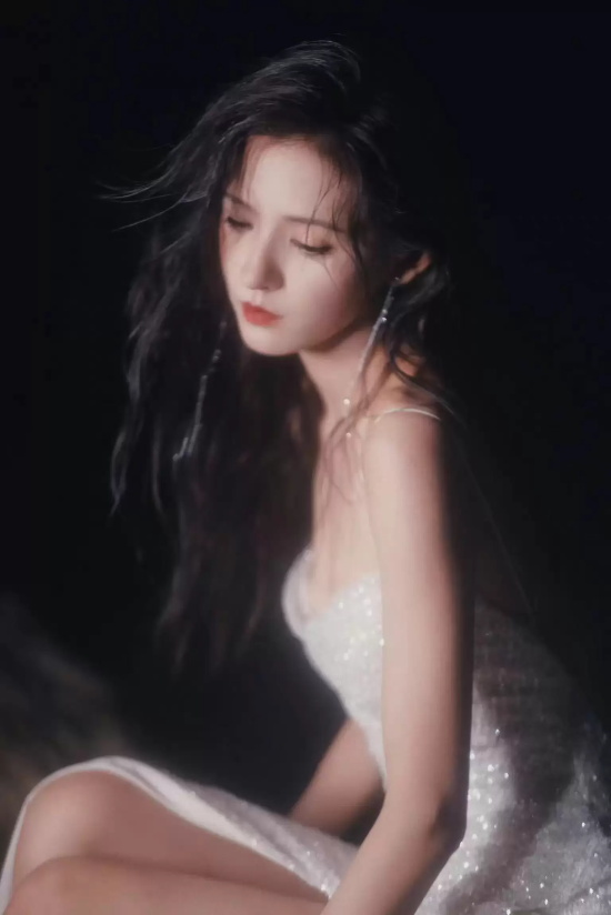 张予曦吊带礼服海边写真，仿佛美人鱼在礁石上歌唱