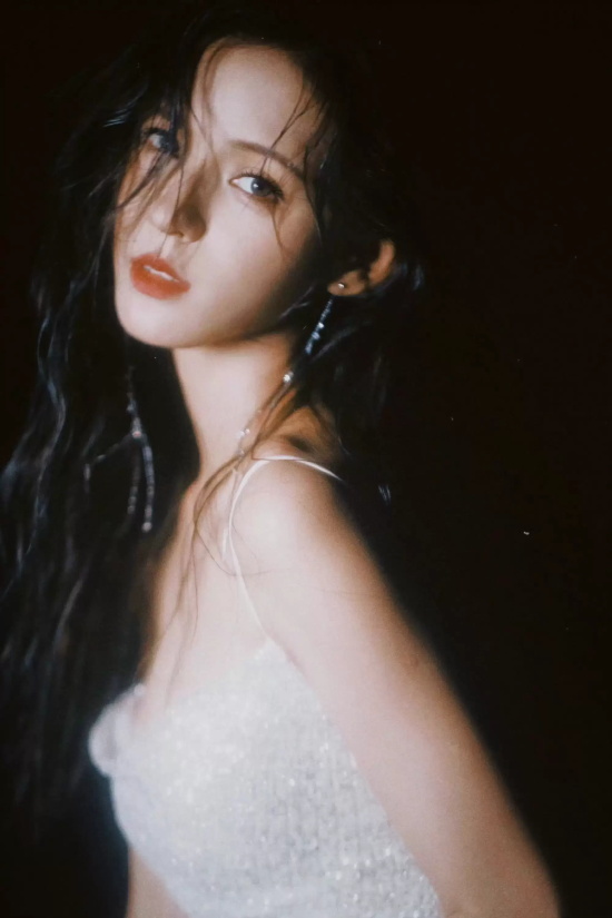 张予曦吊带礼服海边写真，仿佛美人鱼在礁石上歌唱