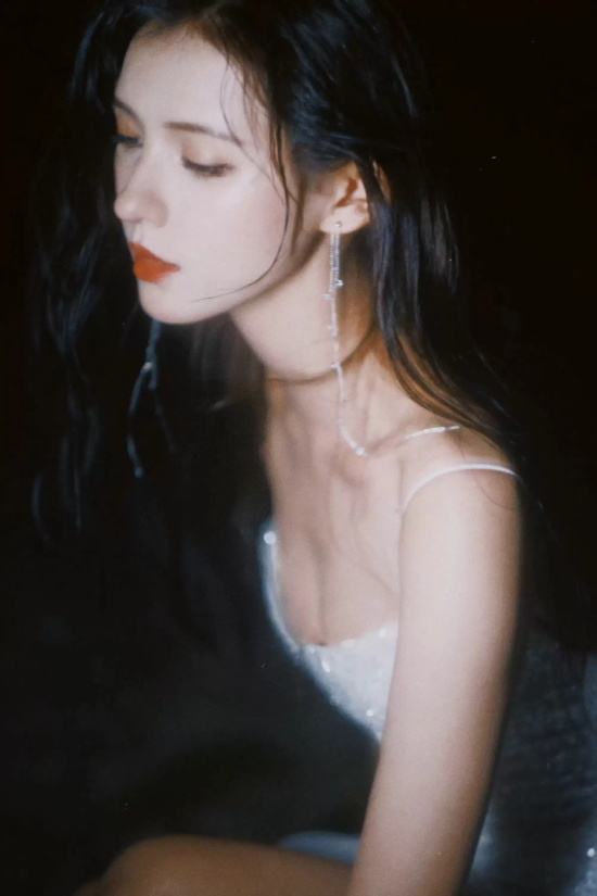 张予曦吊带礼服海边写真，仿佛美人鱼在礁石上歌唱