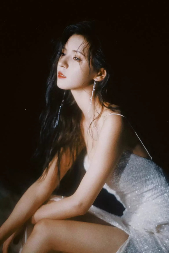 张予曦吊带礼服海边写真，仿佛美人鱼在礁石上歌唱