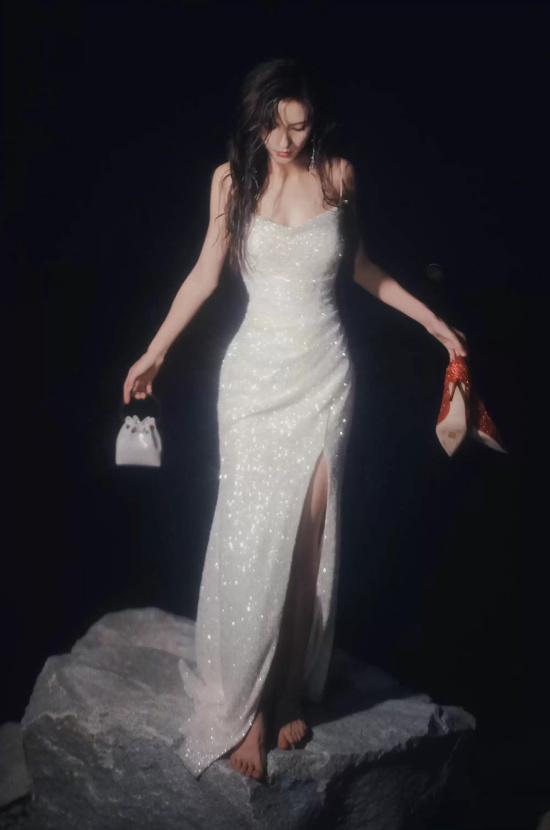 张予曦吊带礼服海边写真，仿佛美人鱼在礁石上歌唱