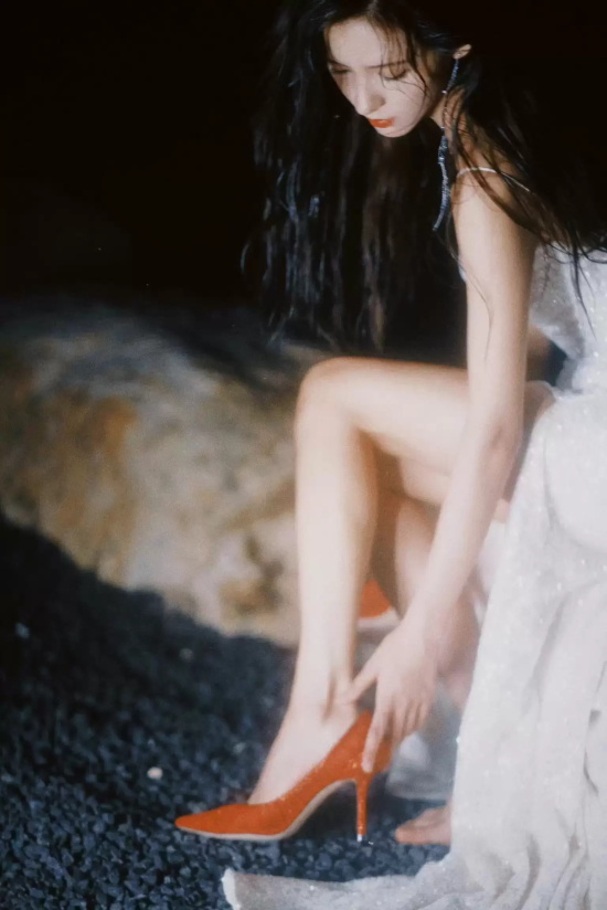 张予曦吊带礼服海边写真，仿佛美人鱼在礁石上歌唱