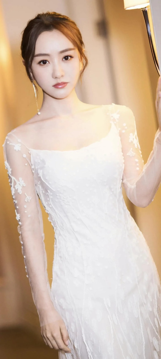 最懒的实力派演员：杨蓉的高清礼服写真合集