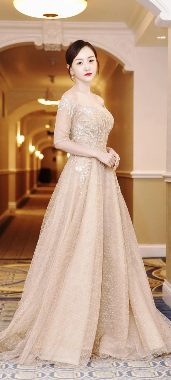 最懒的实力派演员：杨蓉的高清礼服写真合集