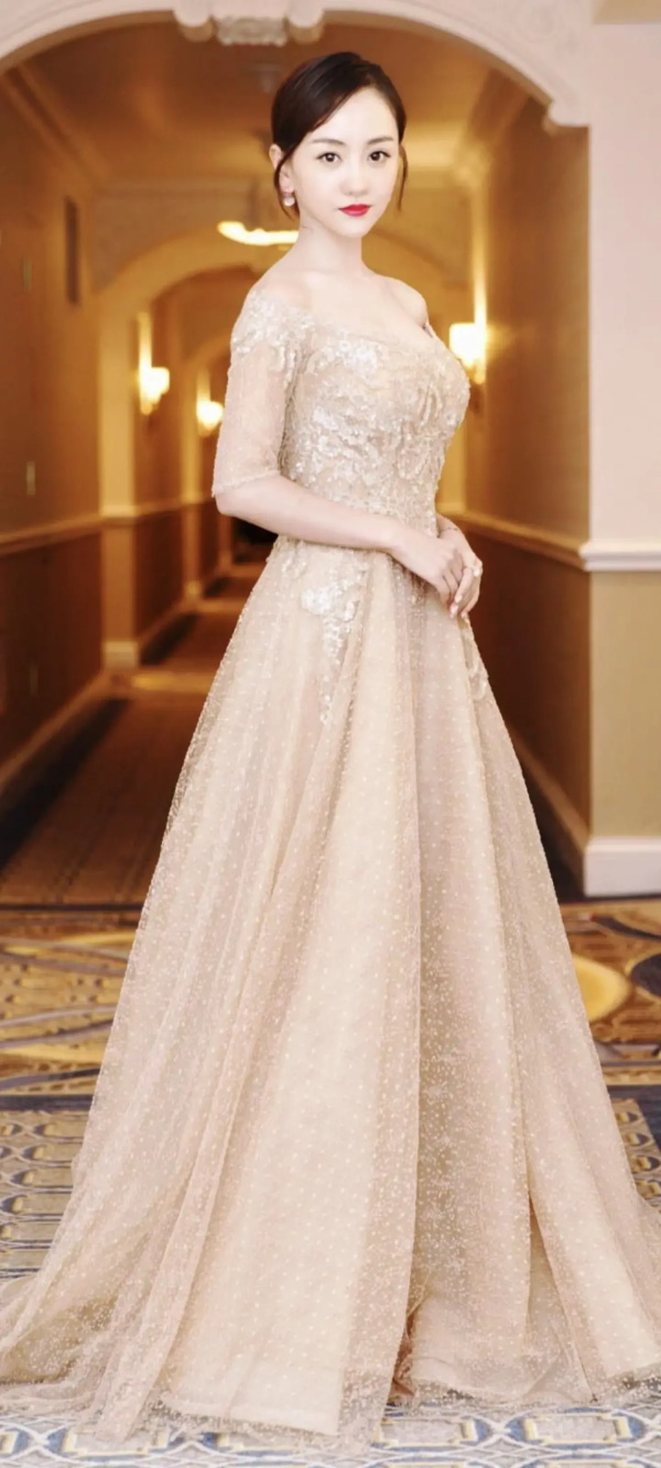 最懒的实力派演员：杨蓉的高清礼服写真合集