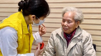 ​“这份‘防跌倒检查表’请拿好！”“银龄护卫队”进社区