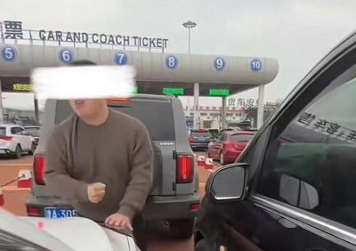 ​奔驰车主砸车事件反转？被砸车女子回应这不是真相