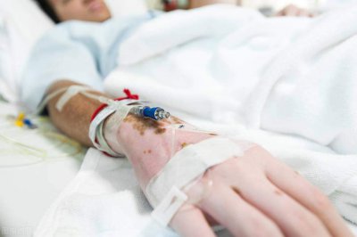 ​手上起白色的疙瘩是什么原因呢 手上起白色的小疙瘩很痒密密麻麻的