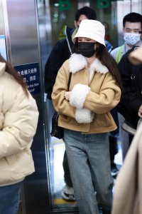 ​杨幂现身机场飞往巴黎看秀 羊羔绒外套温暖甜美