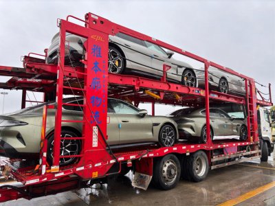 ​谍照显示多台小米 SU7 汽车已在运输途中：可见蓝灰绿三种配色款