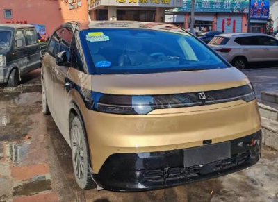 ​极氪 MIX 五座纯电 MPV 实车曝光，有望北京车展首发