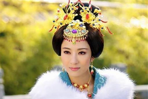 明成化青花缠枝秋葵纹宫盌为何能价值过亿?在香港拍出天价