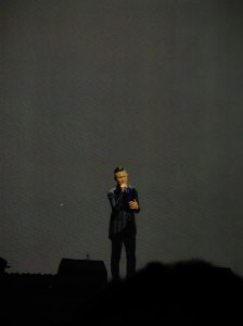 ​张学友重返上海演唱会现场劈叉，就此前三场延期致歉